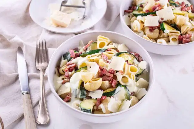 Pâtes Courgettes Lardons : La Recette Facile et Rapide des Pros