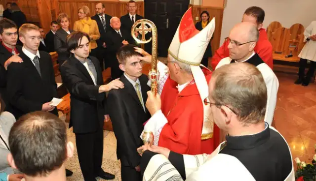 Co mówi świadek na bierzmowaniu? Kluczowe obowiązki i wsparcie