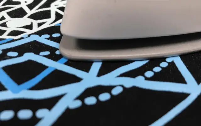 Skuteczne sposoby na to, jak ściągnąć naklejkę z bluzy bez uszkodzeń