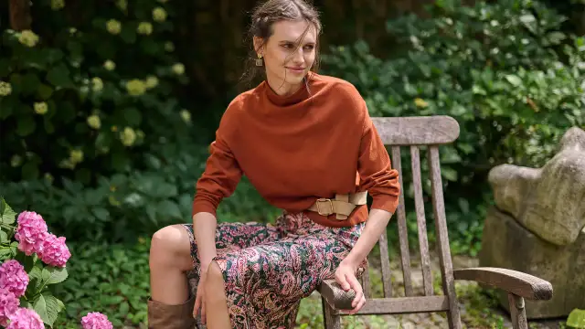 Bluzka do rozkloszowanej spódnicy: optycznie wyszczuplaj sylwetkę!