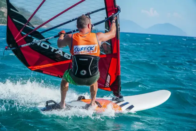 Ucieknij przed mrozem! Windsurfing zimą: Top kierunki i porady.