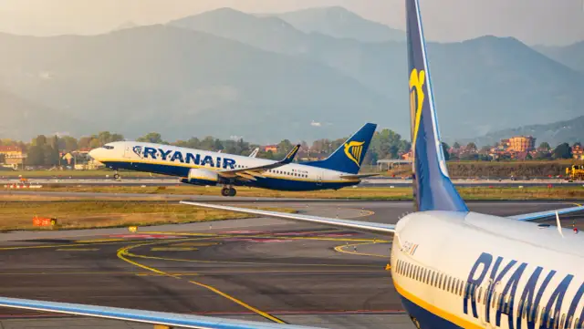 Samolot Ryanair startuje na tle gór. Zastanawiasz się, jak anulować rezerwację Ryanair?