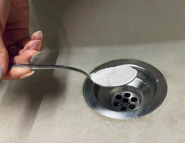 Skuteczne sposoby na odblokowanie zlewu bez kreta i chemii