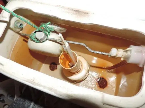 Spłuczka przecieka? Samodzielna naprawa zaworu spustowego to proste!