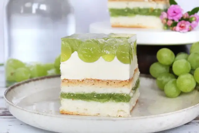 Pyszny przepis na ciasto z kremem budyniowym, które zachwyci gości