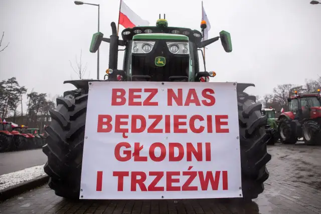 Traktor z transparentem "Bez nas będziecie głodni i trzeźwi" symbolizuje protest rolników w Polsce.