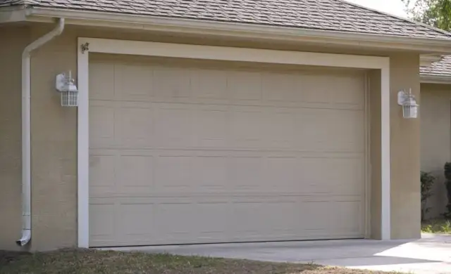 Garaż blaszany: Ile kosztuje legalizacja? Zgłoszenie vs Pozwolenie.