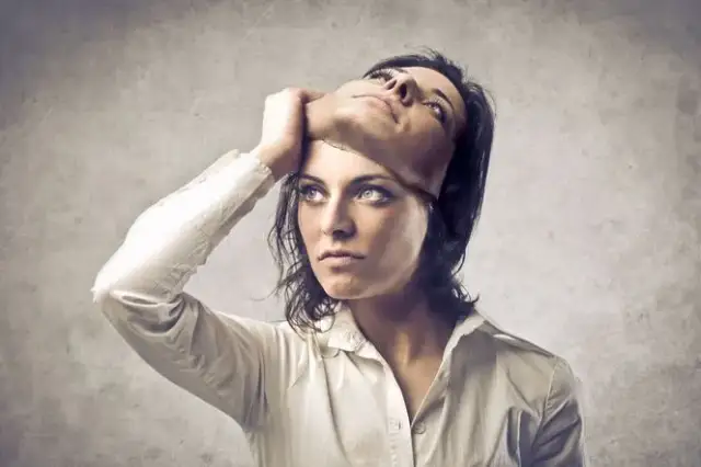 Kto to jest hipokryta i jak rozpoznać jego cechy w życiu?