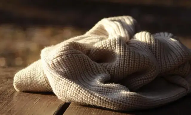 Jak skurczyć sweter z akrylu - skuteczne metody na idealne dopasowanie