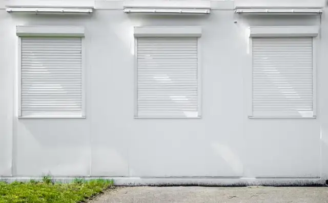 Jak zamontować rolety zewnętrzne na styropian bez błędów i strat ciepła