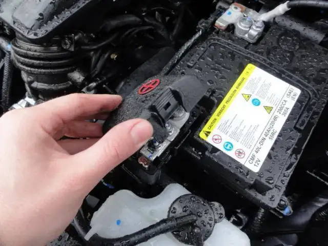 Jakim prądem ładować akumulator motocyklowy, aby uniknąć uszkodzeń