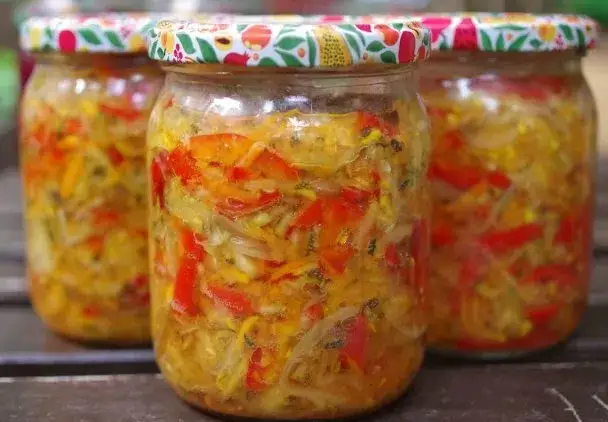 Jak zrobić sałatkę z cukinii - proste przepisy, które zachwycą smakami