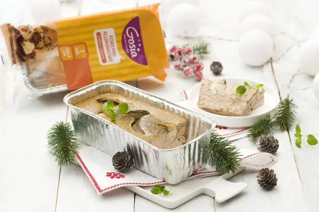 Pasztet w aluminiowej foremce, która jest częścią opakowania. Czy foremki aluminiowe trzeba smarować do pasztetu? Zobacz!