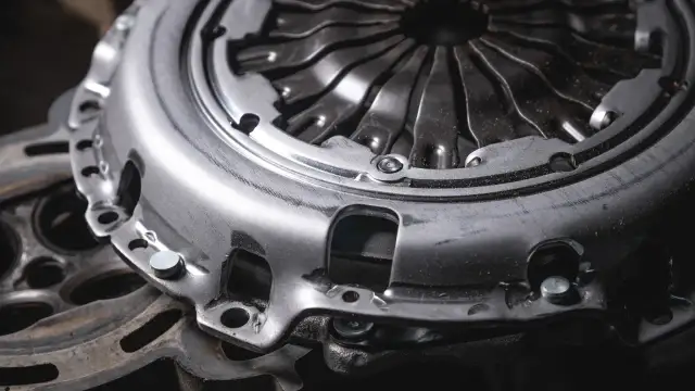 Zbliżenie na metalowe elementy sprzęgła samochodowego.