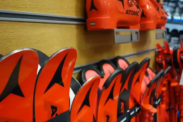 Jak dobrać długość nart slalomowych do wzrostu i umiejętności