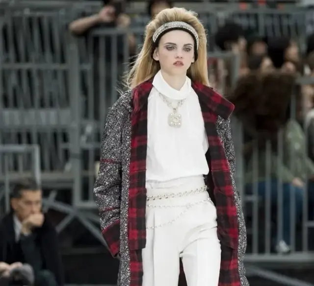 Jak chodzą modelki? Odkryj sekrety ich wyjątkowego stylu na wybiegu