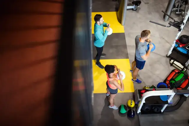 Ile kalorii spala trening siłowy? Odkryj, co naprawdę wpływa na wyniki