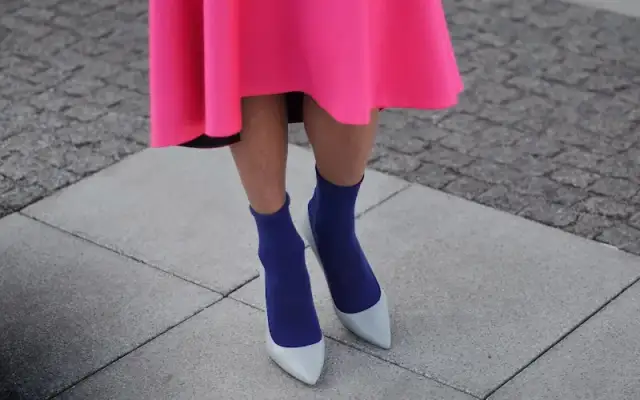Jakie skarpetki do szpilek, aby uniknąć dyskomfortu i podkreślić styl?