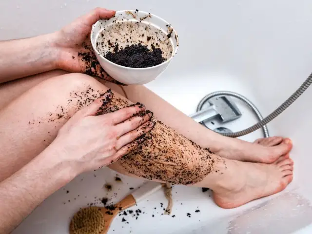 Jak zrobić peeling kawowy? Przepisy na gładką skórę i cellulit
