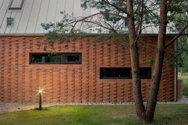 Układanie cegły dekoracyjnej z fugą: Twój przewodnik do efektu WOW