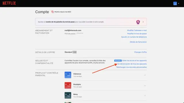 Strona konta Netflix z opcją "Zarządzaj dostępem i urządzeniami" i strzałką wskazującą "Wyloguj się ze wszystkich urządzeń".