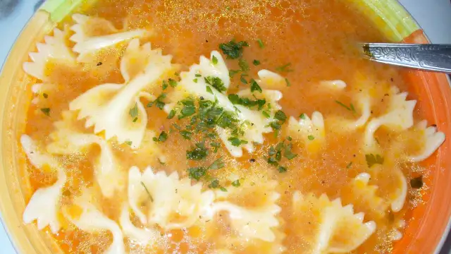 Jaki makaron do zupy pomidorowej? Wybierz idealny i gotuj jak ekspert!