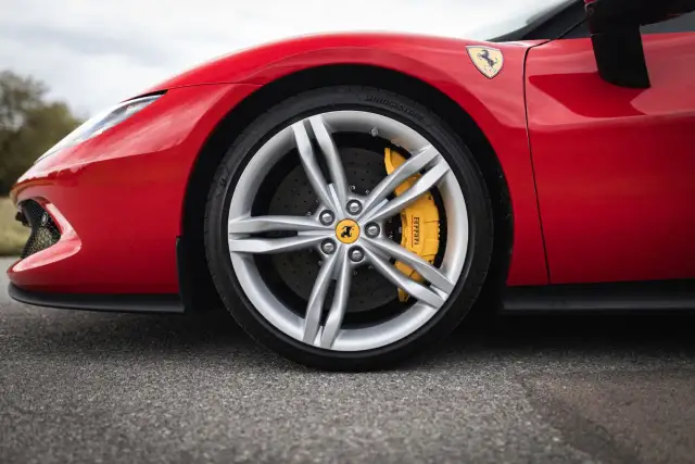 Wynajem auta sportowego na prezent - niezapomniane emocje i wspomnienia