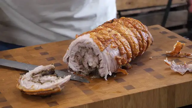 Jakie przyprawy do boczku rolowanego, aby zachwycić smakiem?