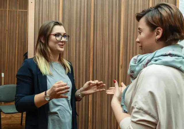 Głusi i niesłyszący w Polsce: Bariery, PJM, wsparcie jak pomóc?