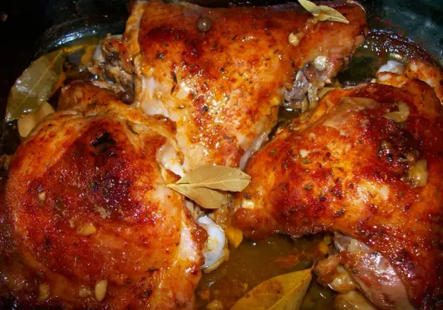 Jak długo piec udziec z indyka, by był soczysty i aromatyczny?