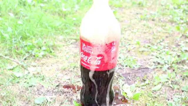 Eksperymenty z colą: Jak stworzyć spektakularny wybuch z Mentosami