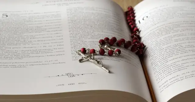 Jakie są formy modlitwy? Poznaj ich znaczenie i praktyczne zastosowanie