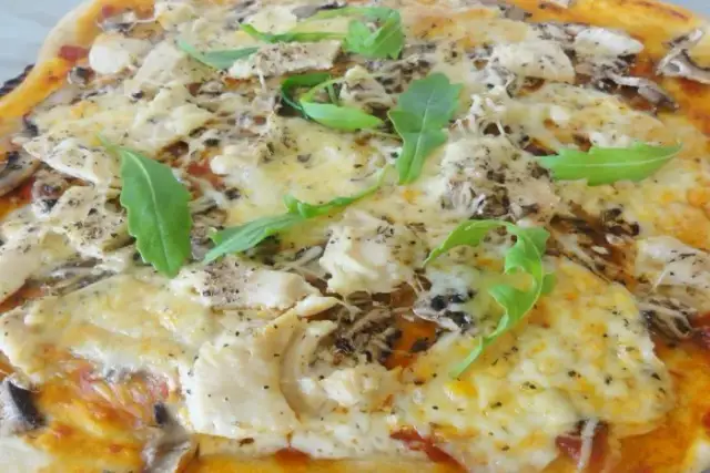 Pizza poulet crème champignons : ma recette facile et astuces