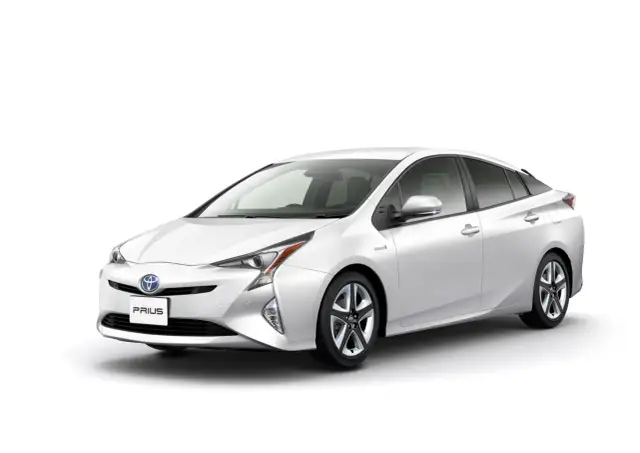 Biała Toyota Prius, symbol ekologicznej motoryzacji, produkowana jest w Japonii.