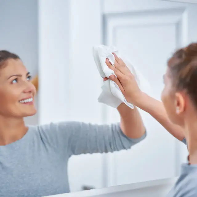 Idealnie czyste lustra? Sprawdź, czym myć bez smug i zacieków.