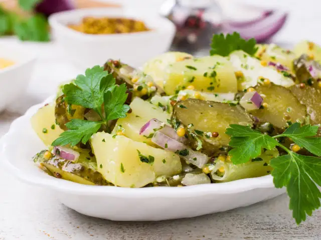 Jak zrobić idealną sałatkę ziemniaczaną? Przepis i sekrety!