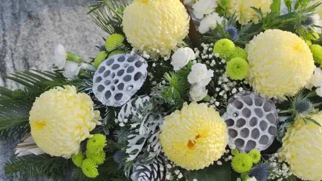 Jak udekorować chryzantemy w doniczce na cmentarz, by wzbudzić pamięć