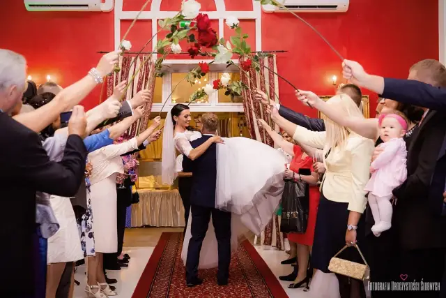 Noc poślubna i pokładziny w dawnej Polsce: Dlaczego były publiczne?