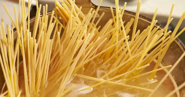 Czy makaron się soli? Odkryj, jak sól wpływa na smak i konsystencję