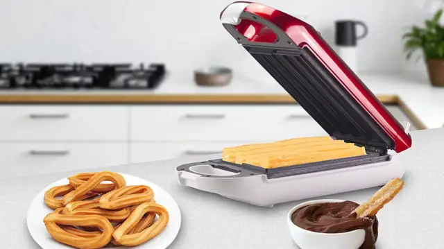 Máquina para hacer churros abierta con churros dentro, plato de churros y tazón de chocolate.