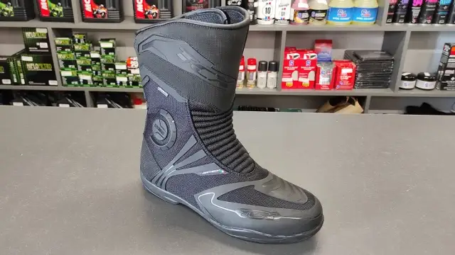 Jakie buty motocyklowe? Ekspert radzi: Bezpieczeństwo to podstawa!