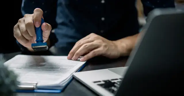 Pracownik Ochrony a Funkcjonariusz Publiczny: Kiedy Chroni Prawo?