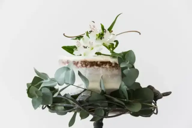 Jakie żywe kwiaty na tort: bezpieczne i piękne dekoracje na każdą okazję