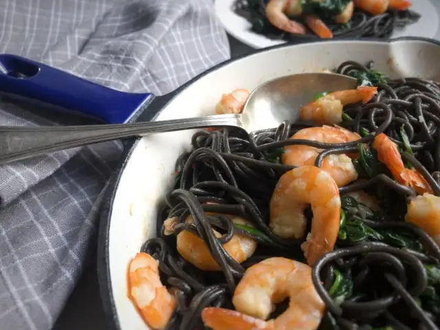 Pyszne spaghetti z krewetkami i szpinakiem – proste przepisy na obiad