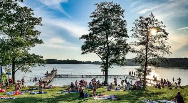 Jezioro Białe w Gostyninie: Opinie turystów o najczystszej plaży