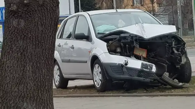 Uszkodzone białe auto po wypadku. Zastanawiasz się, ile zwraca ubezpieczyciel za skradzione auto?