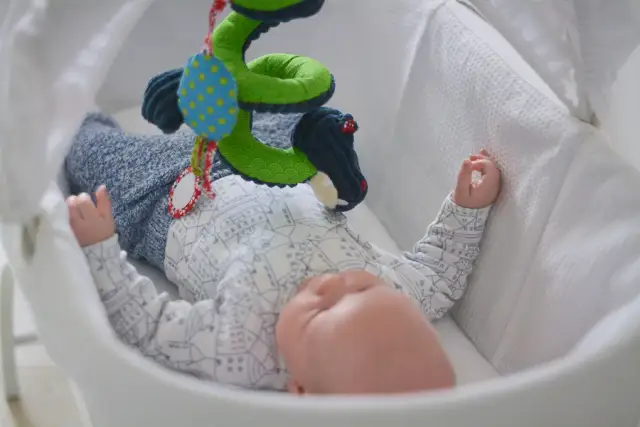 Co kupić 2 miesięcznemu dziecku pod choinkę? Bezpieczne zabawki, które zachwycą