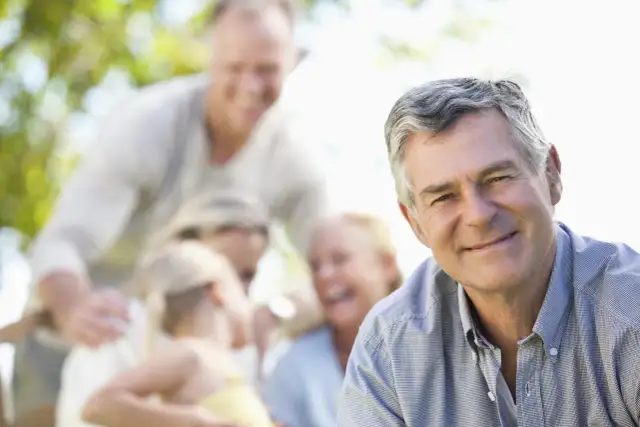 Karta Dużej Rodziny dla seniora: Jak zyskać dożywotnie zniżki?