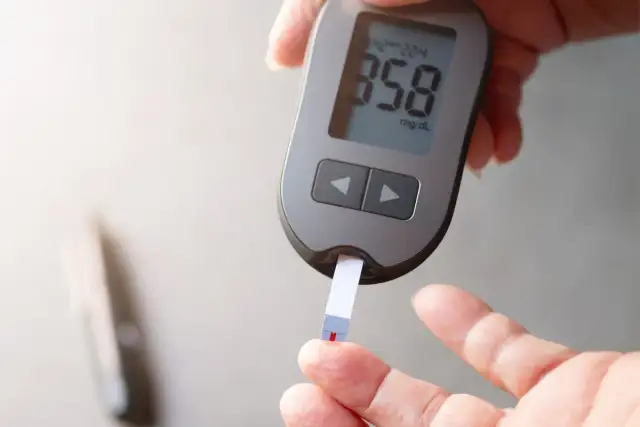 Pomiar glukometrem. Zastanawiasz się, jak szybko zbić cukier domowym sposobem? Sprawdź wyniki!