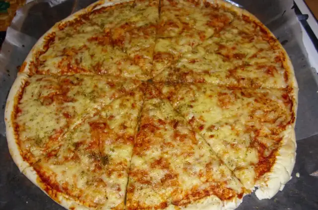 Pyszna Pizza Margherita przepis na klasyk z ciągnącym serem i aromatycznymi ziołami. Idealna na szybki obiad.